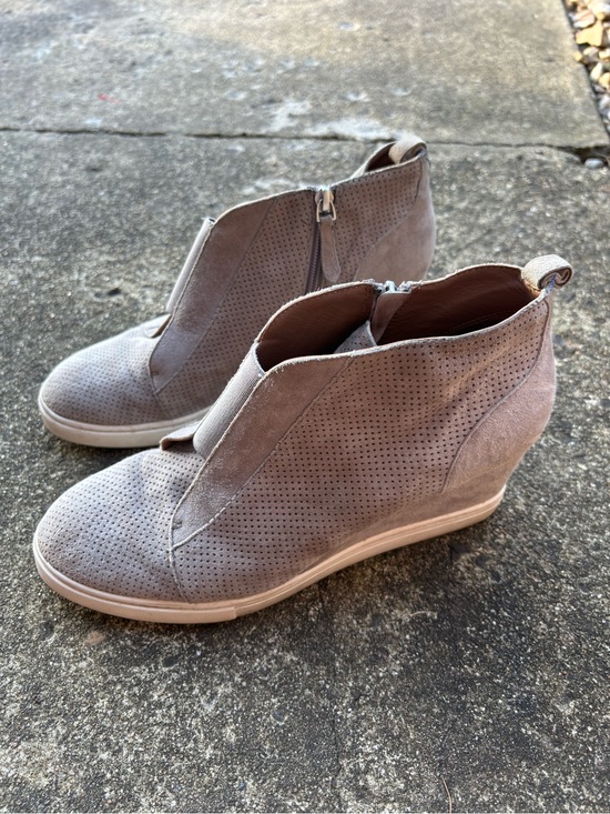 Shoes - Women’s Suede Perforated Wedge Ankle Bootie - Light Taupe
